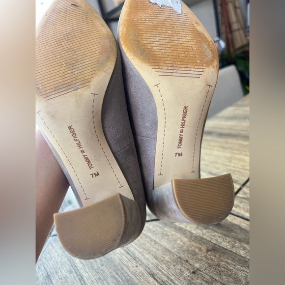 Tommy Hilfiger Women's Size 7 Taupe Abilene Pump Career Preowned - Picture 12 of 16